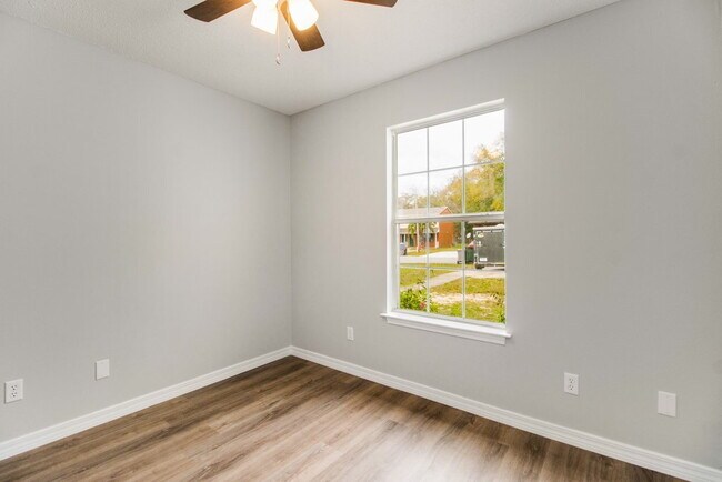 Building Photo - 1015 Sable Dr