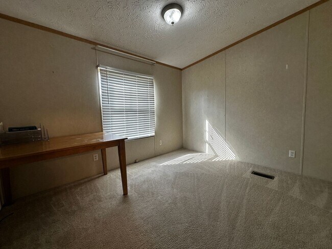 Building Photo - Spacious 4 bedroom/2 bath home for rent - ...