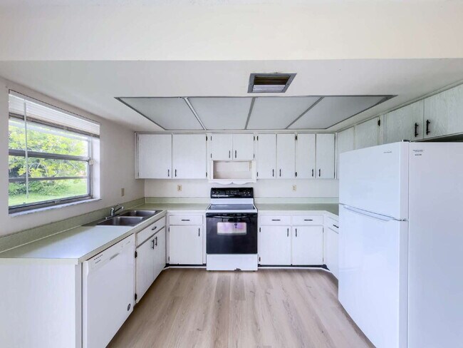 Building Photo - Available for immediate occupancy!