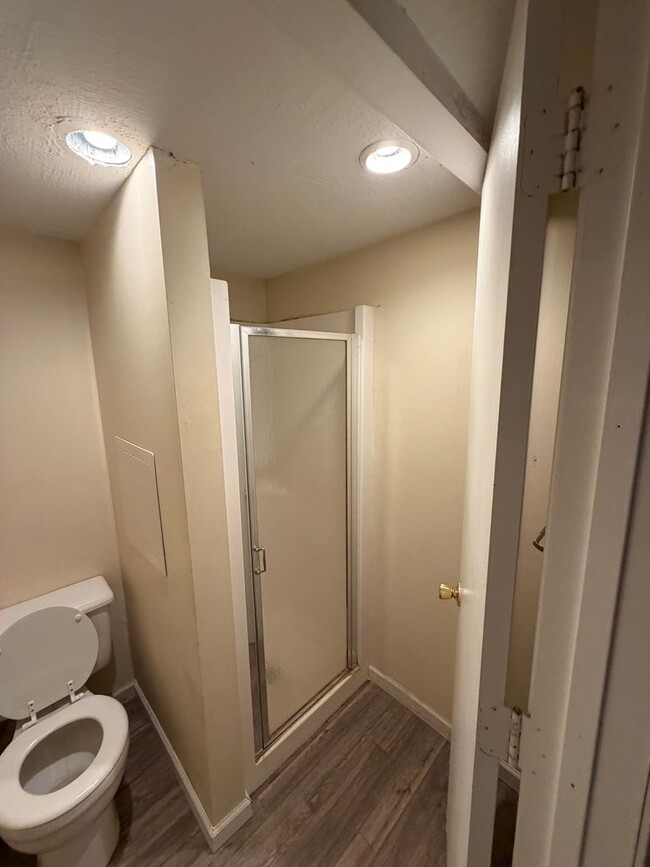 Building Photo - 704 Robinwood Ln