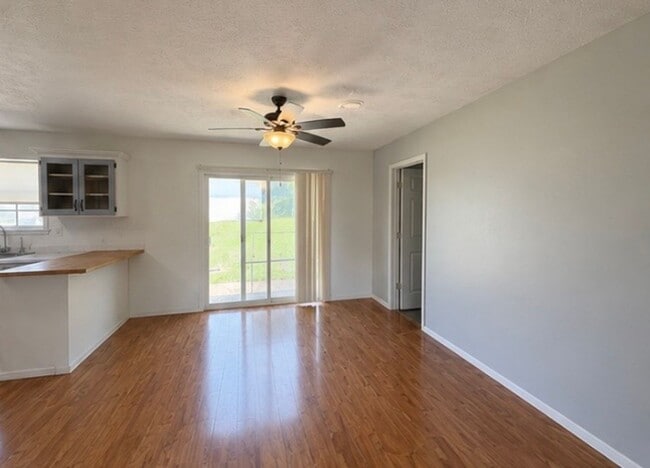 Building Photo - 3-Bedroom Home in Quiet Neighborhood Located in St. Robert, MO!