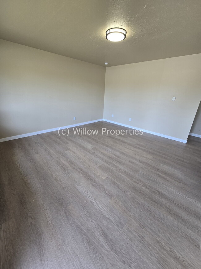 Building Photo - One Bedroom Newly Remodeled