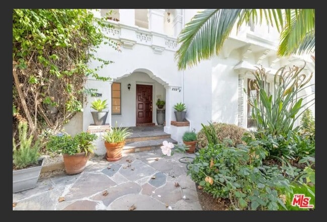 Building Photo - 202 S Arnaz Dr