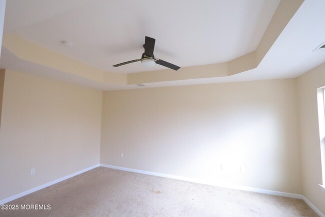 Building Photo - 100 Pine St