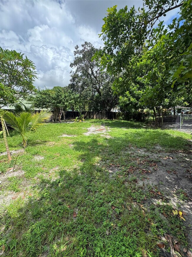 Building Photo - 113 SE 4th St