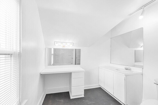 Building Photo - 23 Biltmore St