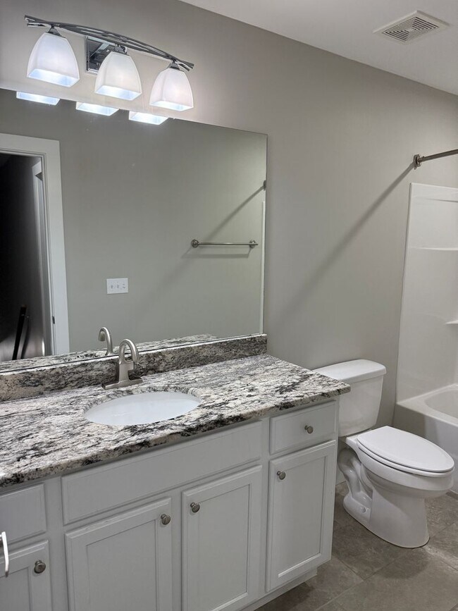 Building Photo - Spacious & Convenient!