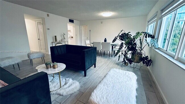 Building Photo - 9971 W Bay Harbor Dr