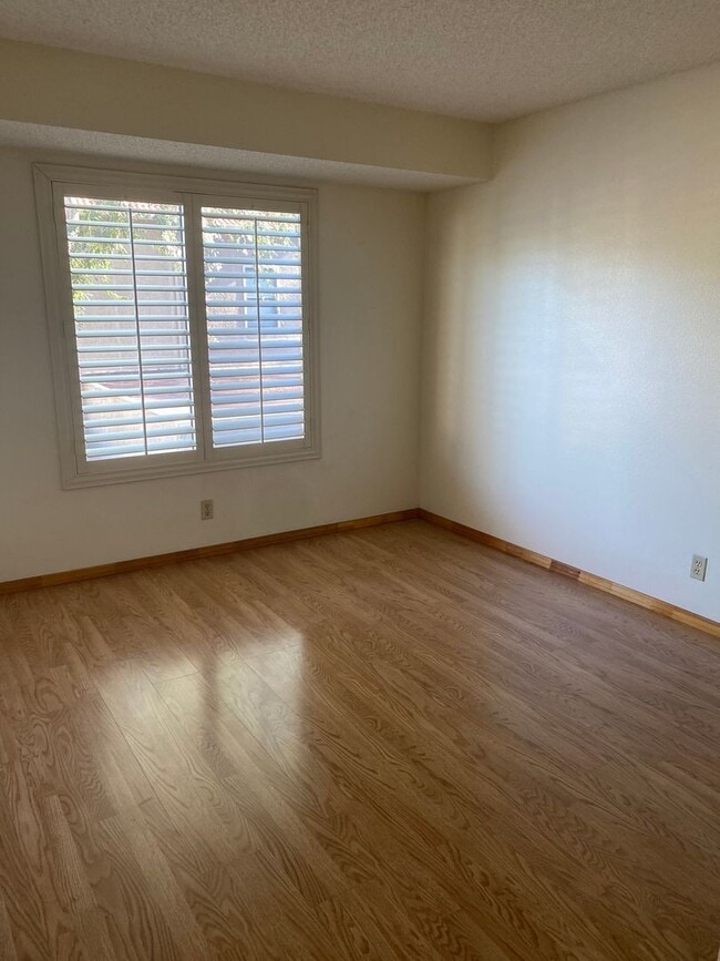 Building Photo - 2 bed, 1 bath Spring Time condo