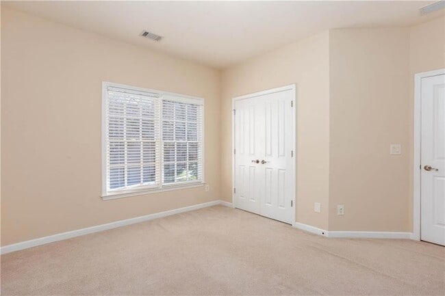 Building Photo - 3206 Windsor Lake Dr NE