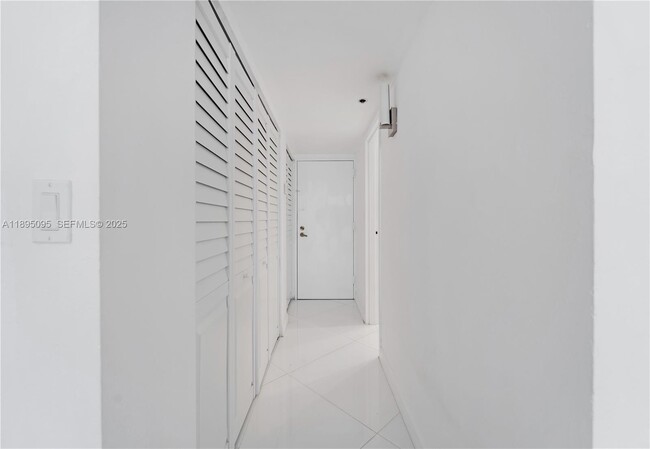 Building Photo - 7601 E Treasure Dr