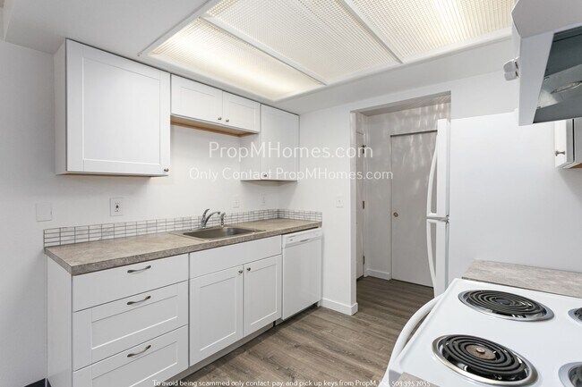 Building Photo - Cozy Two-Bedroom in Gresham - New Washer/D...