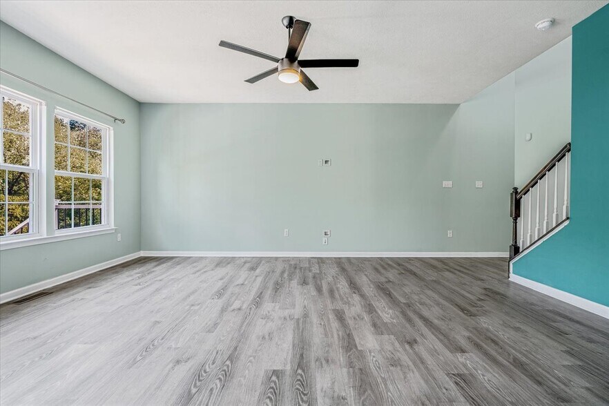 Building Photo - 8059 Hinsdale Ln