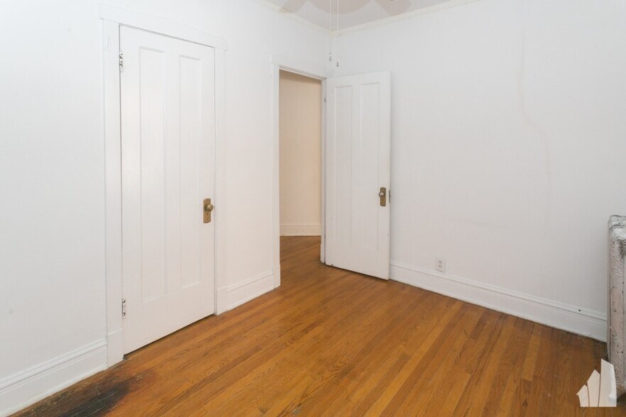 Building Photo - 5045 N Damen Ave