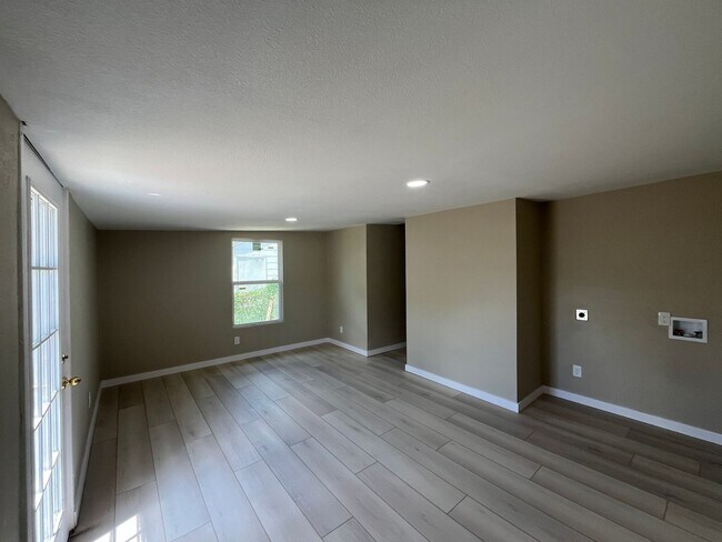 Building Photo - Remodeled 3 Bedroom 2 Bath Home