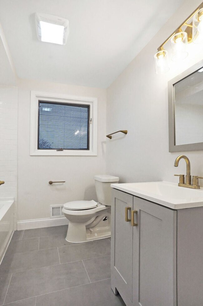 Building Photo - Beautifully Updated 4 Bed / 2.5 Bath Colon...