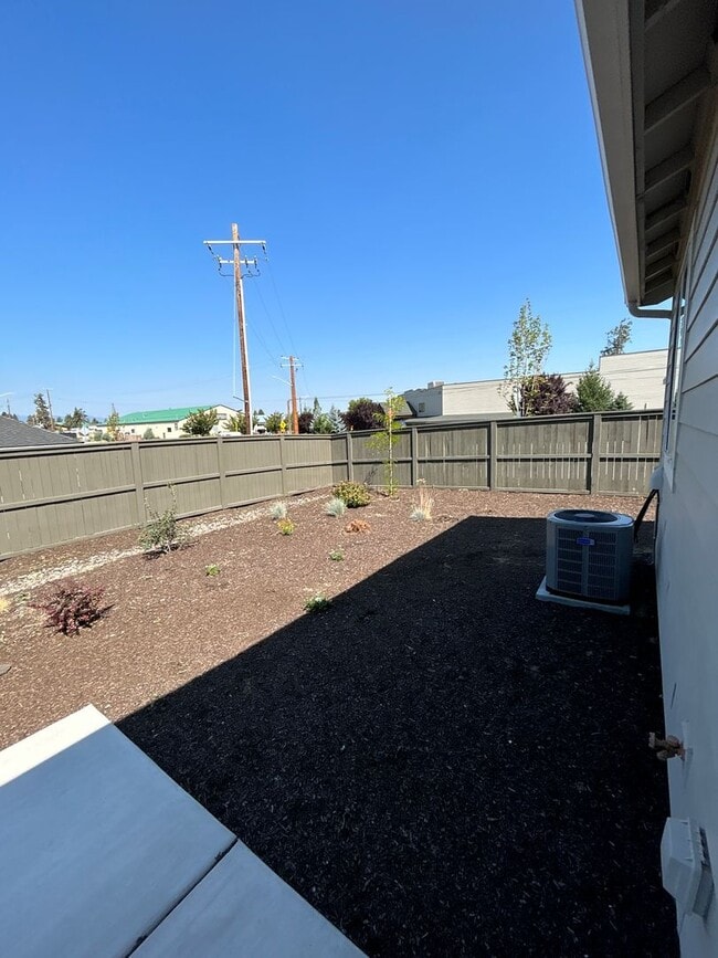 Building Photo - 2 Bedroom Duplex – Luderman Crossing - Bend - PENDING APPLICATION