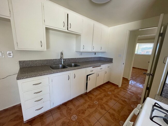 Building Photo - Apple Valley, 3 Bedroom, 2 Bathrooms, 1/2 acre property, Fully fenced