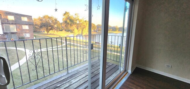 Building Photo - 9461 Bay Colony Dr