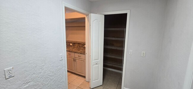 Building Photo - Huge Three Bedroom- 2 bath + den, 2 car ga...