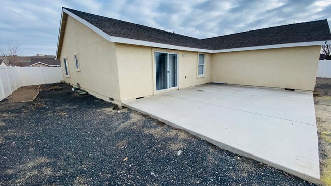 Building Photo - Gorgeous Remodeled Spacious 4 bedroom