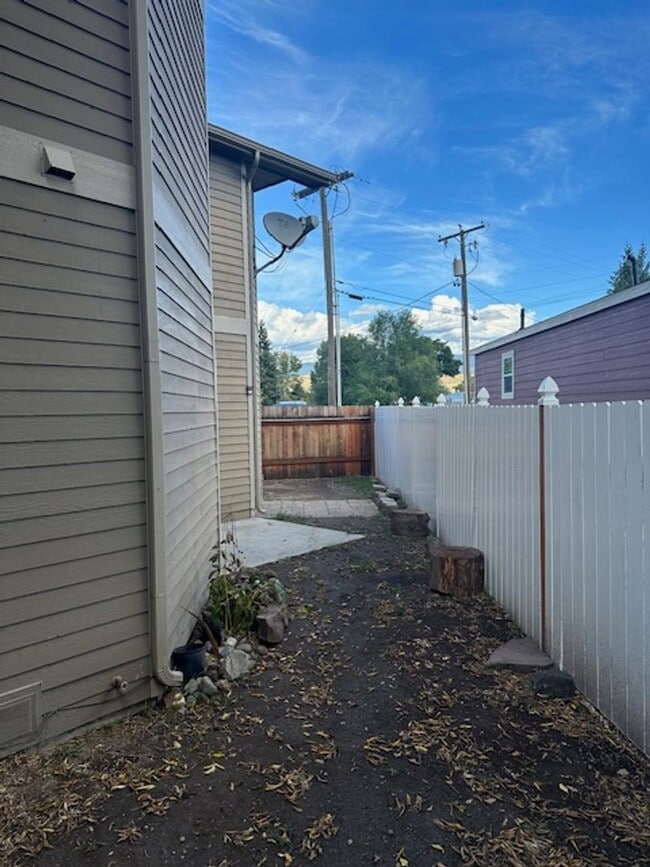 Building Photo - 3 bedroom Upscale home Mid town