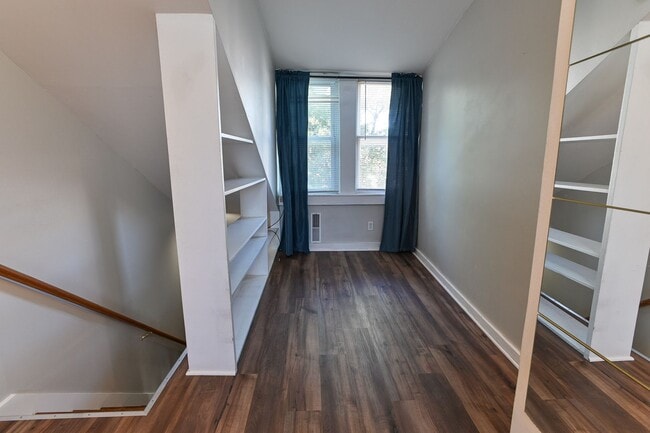 Building Photo - Adorable 2 Bedroom Single Family on Penn St