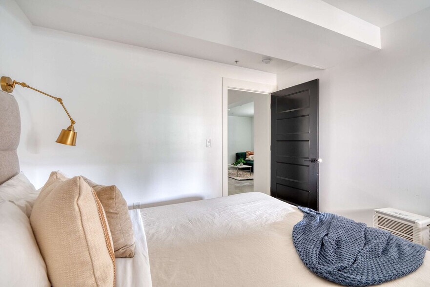 Building Photo - 18 NW 22nd Pl