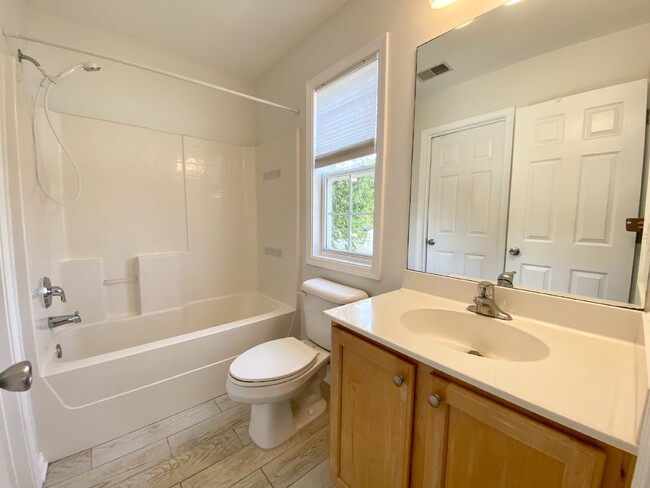 Building Photo - Charming, Spacious, Single Family Home in ...