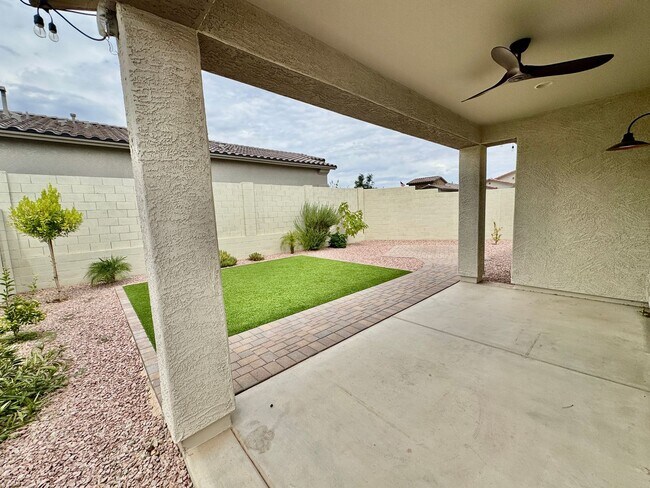 Building Photo - Beautiful 3 Bedroom 2 Bath Single Level Newer Built Home In Litchfield Park! Has Solar!