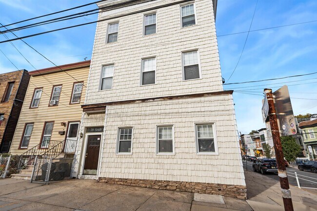 Building Photo - 70 South St