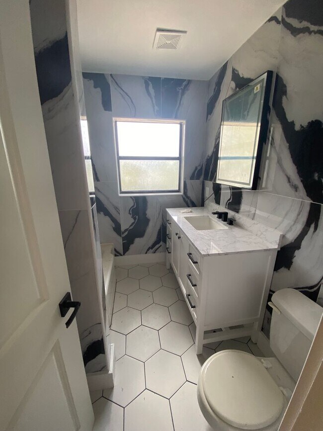 Building Photo - Fully renovated with new appliances, 5 bed...