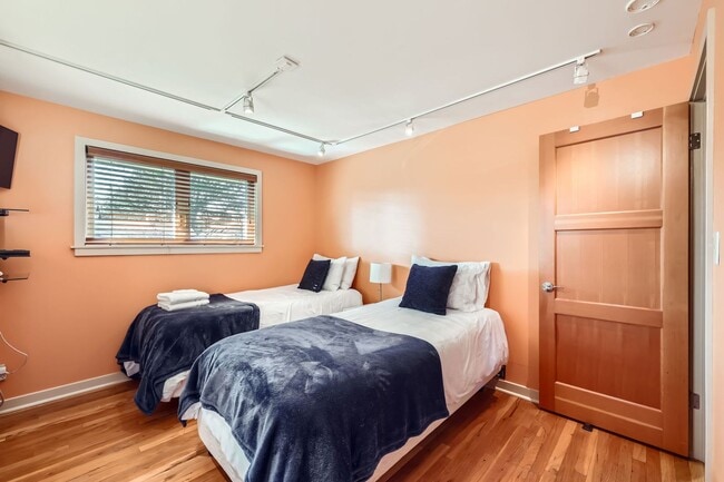 Building Photo - Charming Seattle Home in Seattle's Wedgwood Neighborhood - Furnished