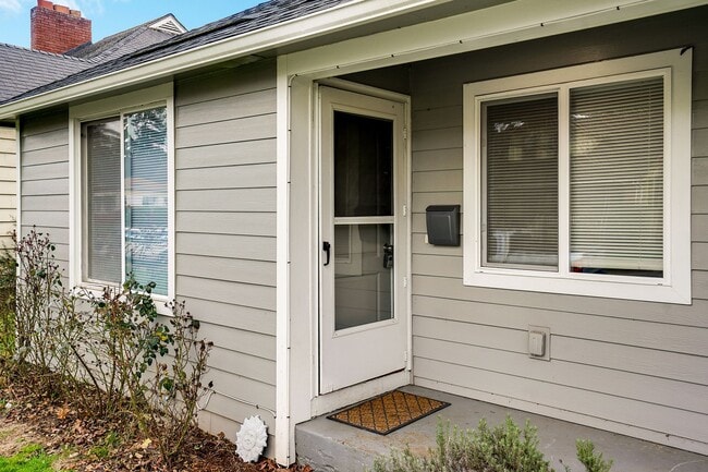 Building Photo - Cute 1 bedroom, 1 bathroom home near downtown Salem!