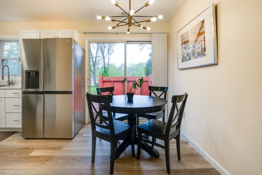 Building Photo - 14220 Fallbrook Ln