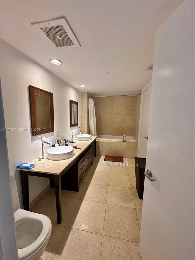 Building Photo - 495 Brickell Ave