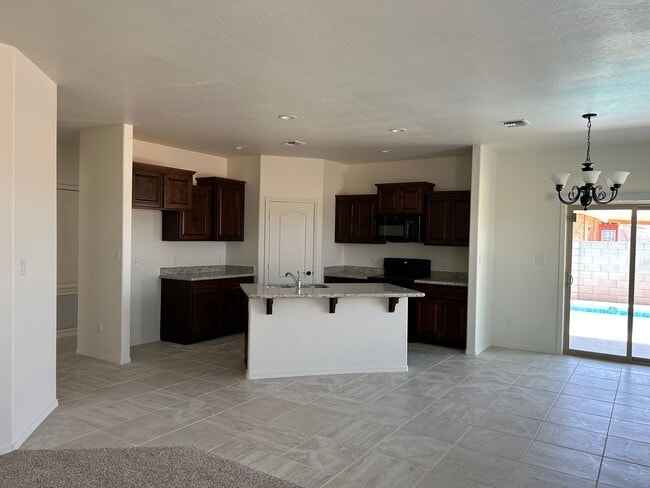 Building Photo - SAGUARO POOL HOME!