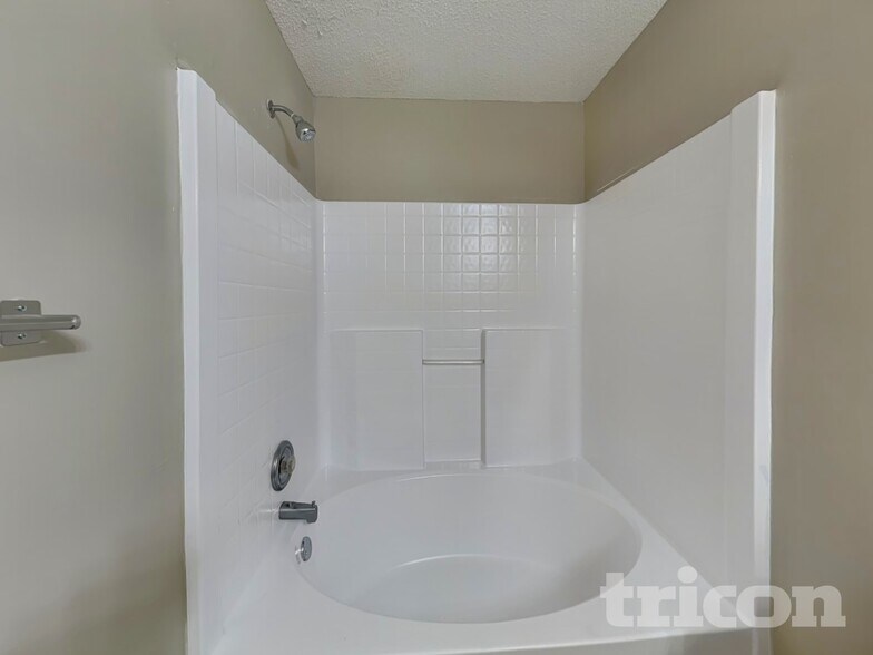 Building Photo - 3740 Longview Dr