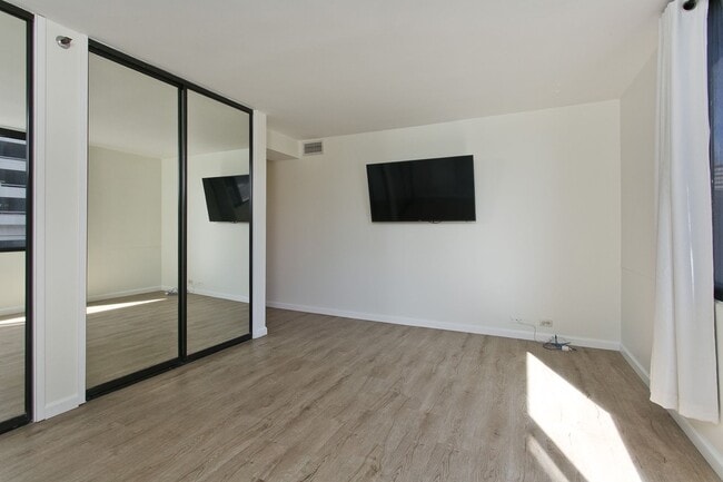 Building Photo - Available NOW ! 2/2/2 in town! Beautiful a...