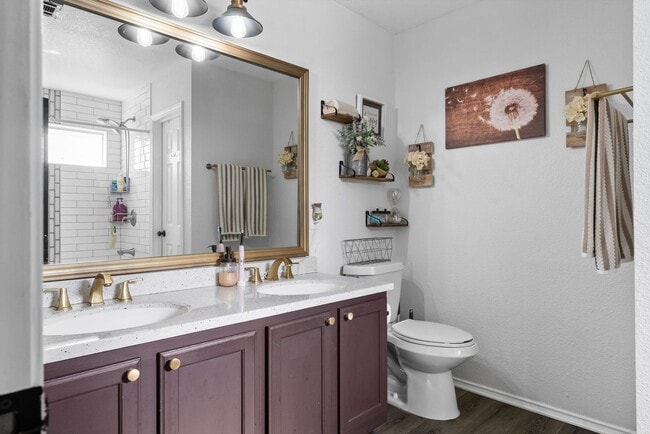 Building Photo - Beautiful home in available June 1st