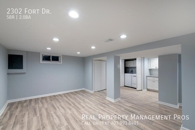 Building Photo - 2302 Fort Dr