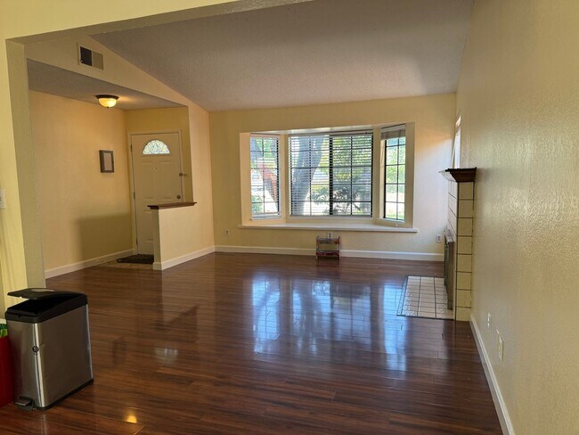 Building Photo - 2940 Candido Dr