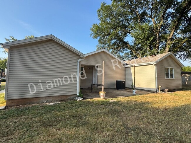 Building Photo - Updated and Located near Mercy Hospital!  ...