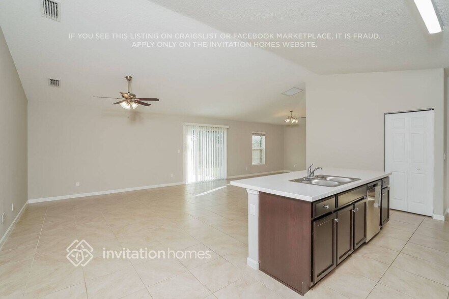 Building Photo - 1710 SW Buttercup Ave