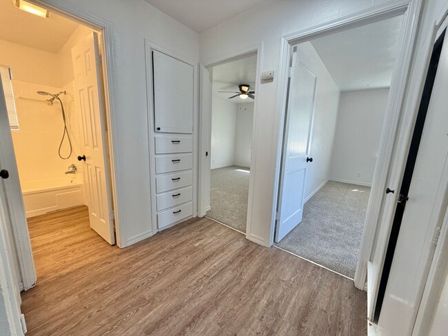 Building Photo - 3 bed Fresh inside!