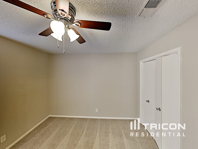 Building Photo - 9941 Farmington Dr