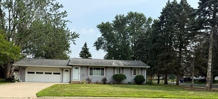 Building Photo - Newly Refreshed 3 Bedroom 1 Bath Single Family Home   This home shows beautifully and is waiting ...