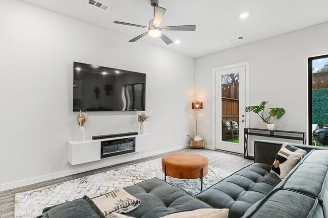 Building Photo - 2315 Rook Dr