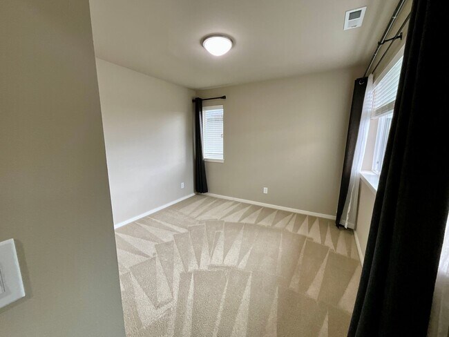 Building Photo - Beautiful and Spacious 4 Bedroom Home in M...