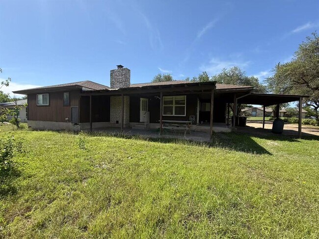 Building Photo - 1106 Oakwood Dr
